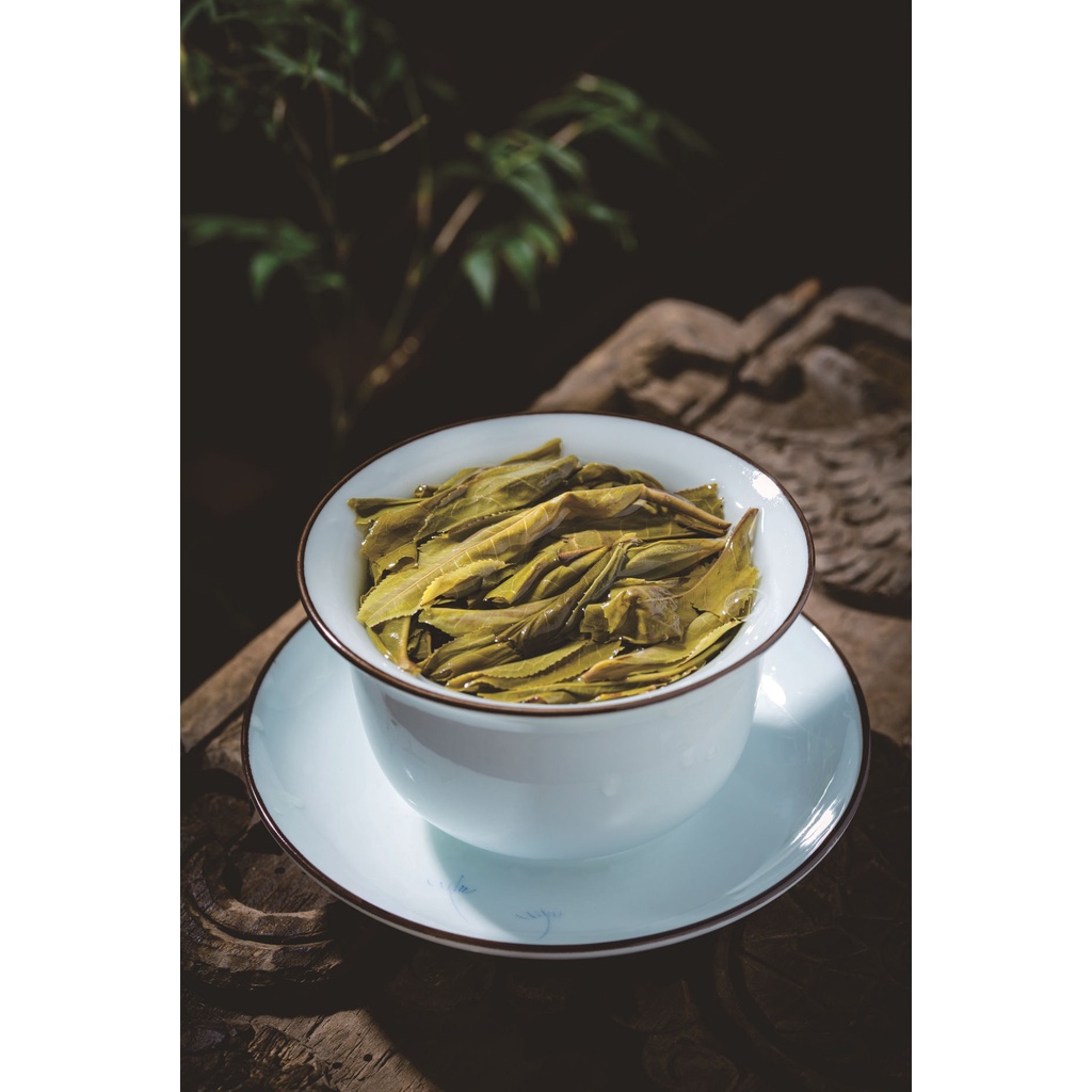 Bánh Trà Phổ Nhĩ Sống Lão Ban Chương Vân Nam 357 gram (Trà Vụ Xuân Năm 2017)
