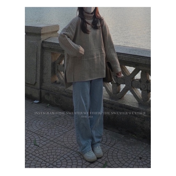 Áo len cổ lọ xẻ tà oversize