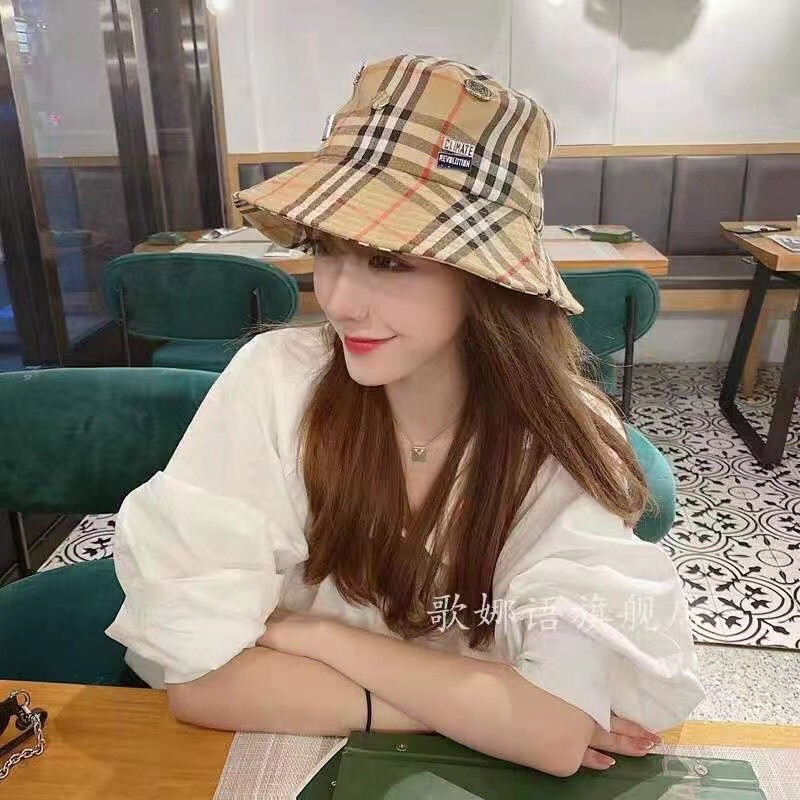 Mũ vành Buberry kèm charm xinh xắn nà