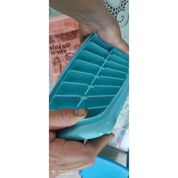 Khay làm đá nhựa dẻo silicon 16 ô có nắp đậy