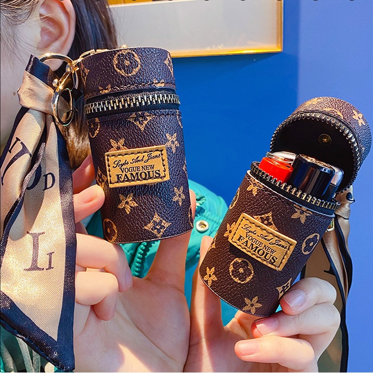 Móc khóa có khăn choàng lụa và túi xô da dùng đựng son môi mini làm quà tặng cho cặp đôi