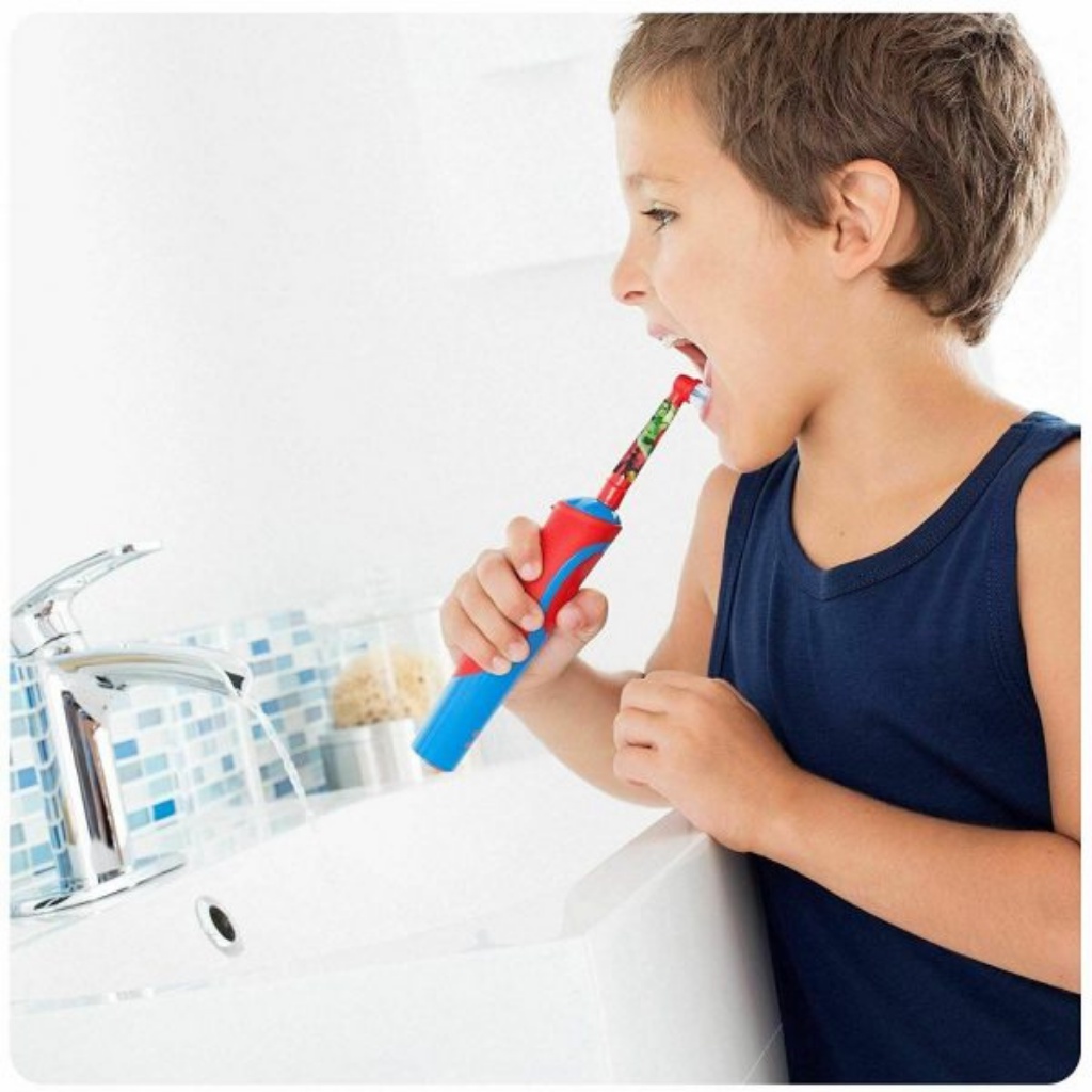 Bàn chải điện đánh răng tự động Oral-B Disney cho em bé, bé trai từ 5 tuổi giúp răng bé sạch, ngăn ngừa viêm nướu