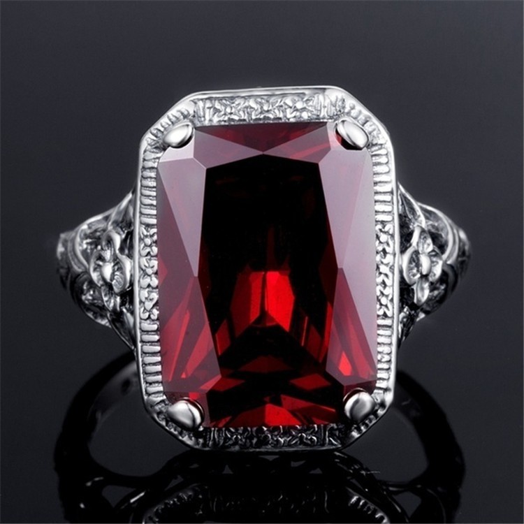 Nhẫn đính hôn mặt hoa đá ruby