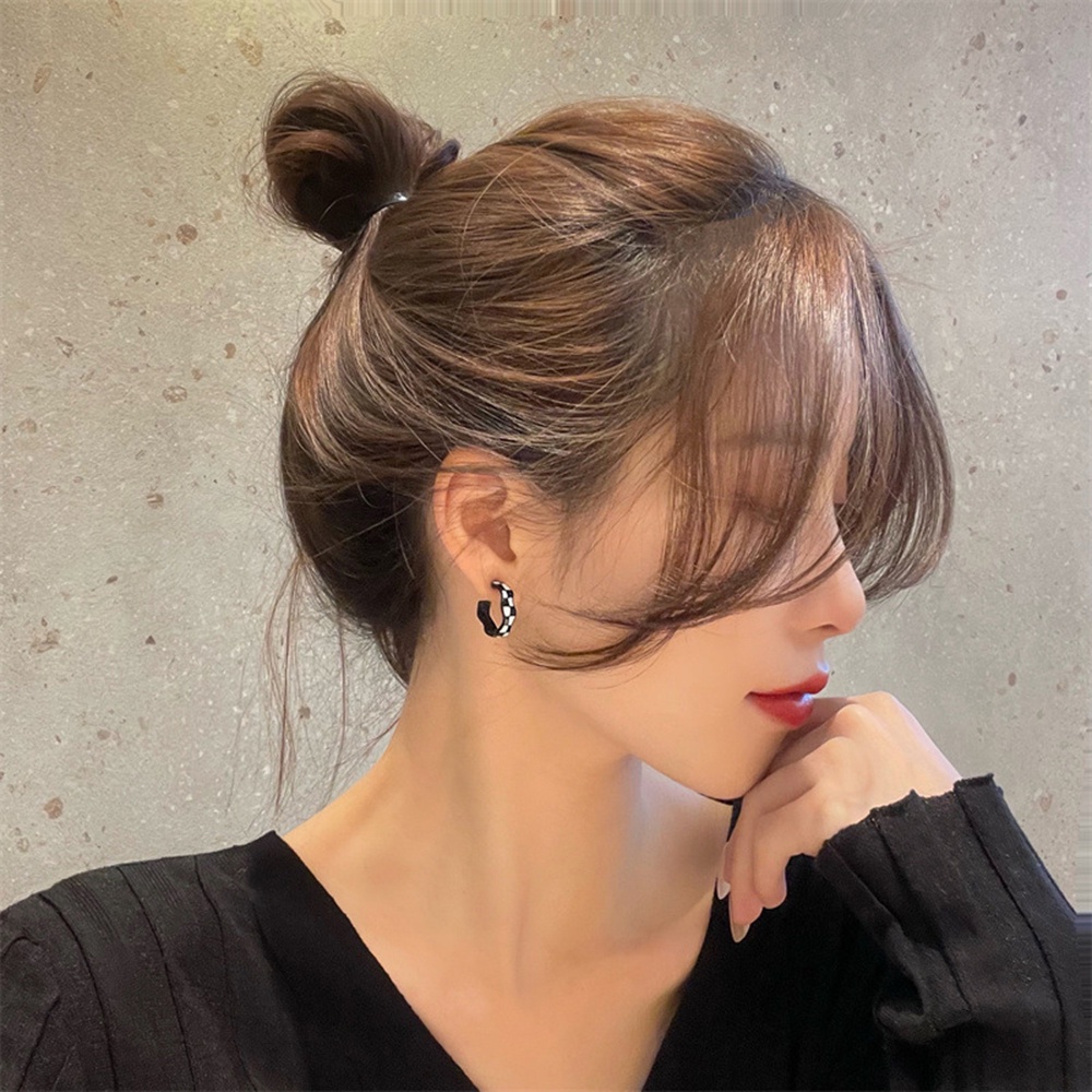 Khuyên Tai Kiểu Dáng Bất Đối Xứng Họa Tiết Ô Vuông Trắng Đen Thời Trang