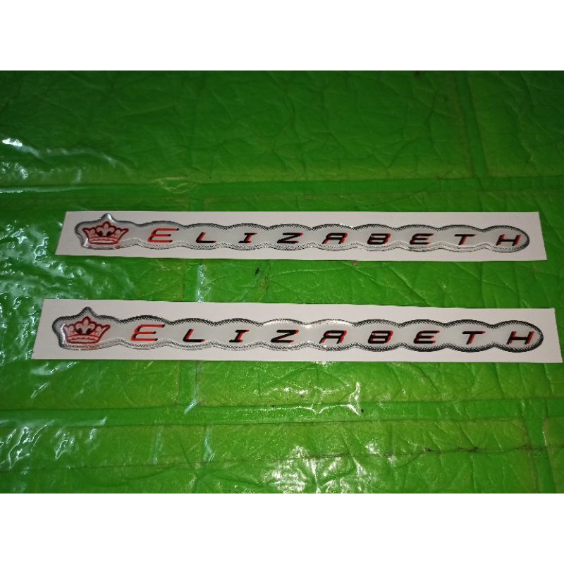 Cặp chữ nổi Elizabeth hàng theo xe