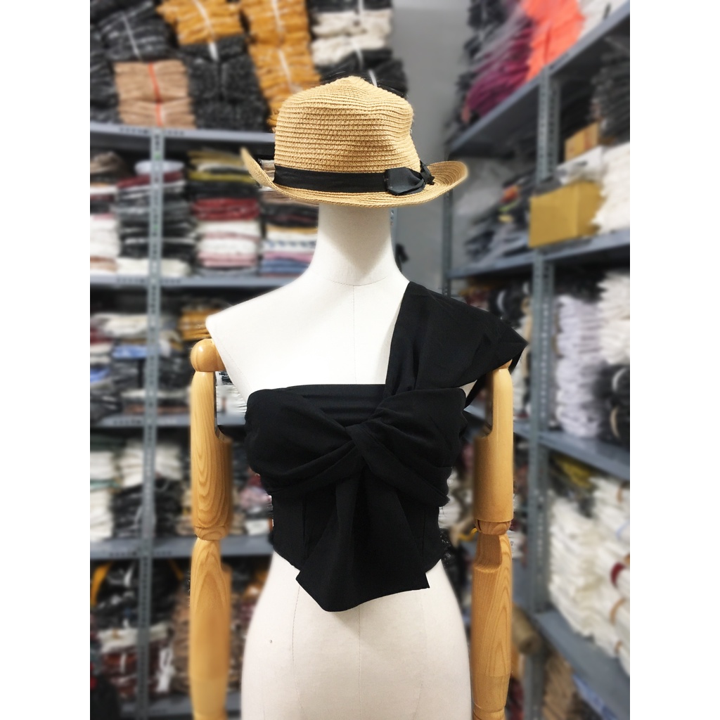 Áo croptop lệch vai, kiểu dáng độc lạ, chất liệu lụa pháp, phối gì cũng xinh