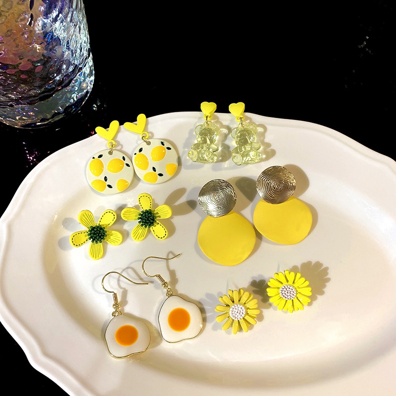 Khuyên tai mặt hình hoa màu vàng cỡ nhỏ đáng yêu