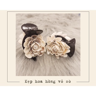 Kẹp tóc hoa hồng bằng vỏ sò