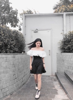 Đầm đen bèo trắng Xavia