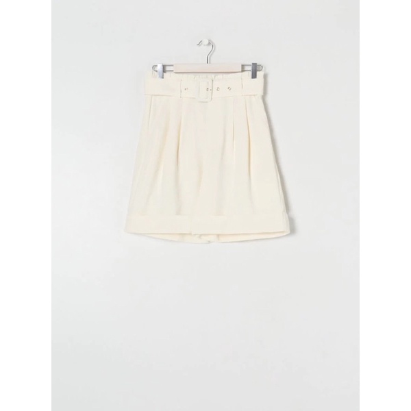 Quần short trắng Sinsay size M kèm belt giật tag chính hãng lưng thun