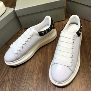 Giày thể thao nam MCQueen trắng gót đen đinh 7p