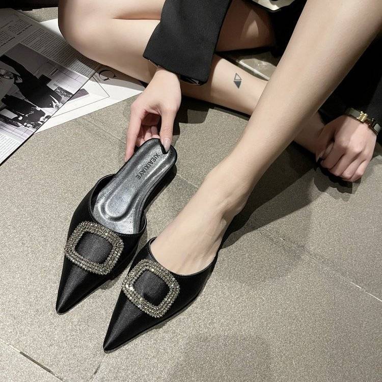 Baotou Half Slippers của phụ nữ mới gót thấp nhẹ nhàng Rhinestone khóa bên ngoài Mang giày phụ nữ mũi nhọn