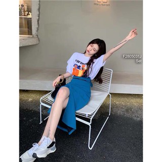 Set áo thun in hình chữ tay phồng phối chân váy xanh xẻ tà dáng dài kèm nịch!