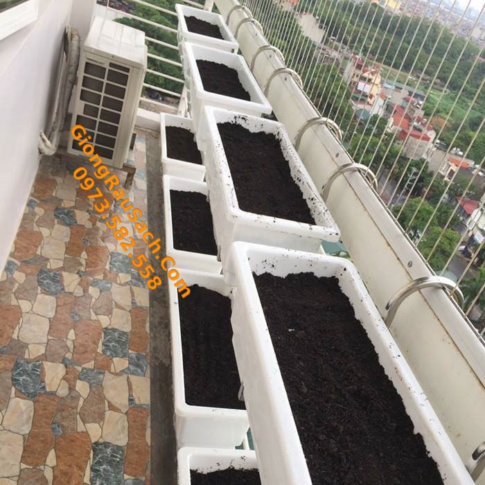 Combo Móc Treo Ban Công 2 Tầng + 2 Chậu Trồng Dài Thông Minh 67*24*20
