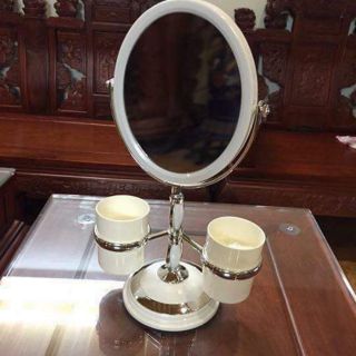 Gương soi trang điểm kèm cốc
.Gương trang điểm đ có kèm 2 cốc 2 bên dùng để cắm lược và phụ kiện trang điểm rất tiện lợi