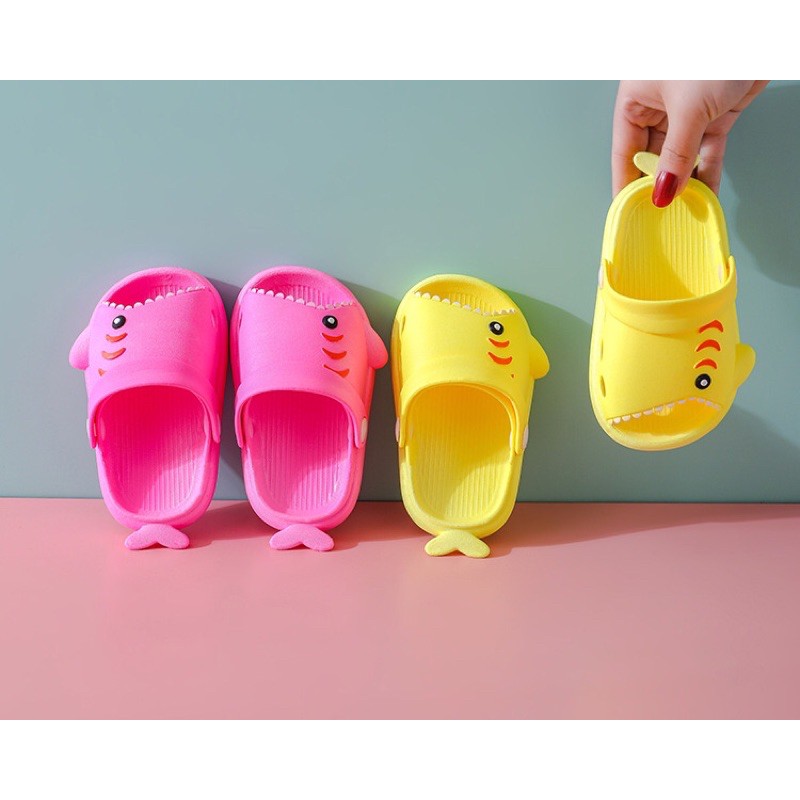 Dép Sục Cho Bé Hình Cá Mập Siêu Nhẹ Chống Trơn Trượt Xinh Xắn Đáng Yêu