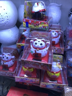Mèo thần tài vẫy tay