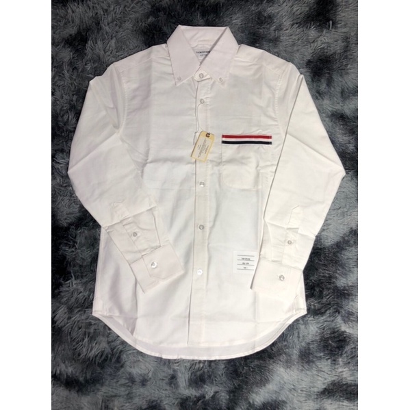 Áo sơ mi Thom Browne trắng, viền túi