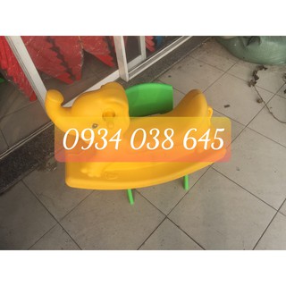Con voi bập bênh cho bé