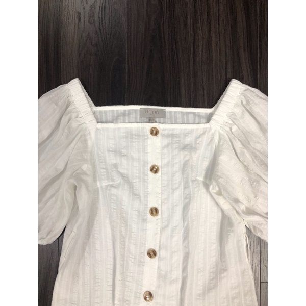 Áo Hobbs tay phồng.