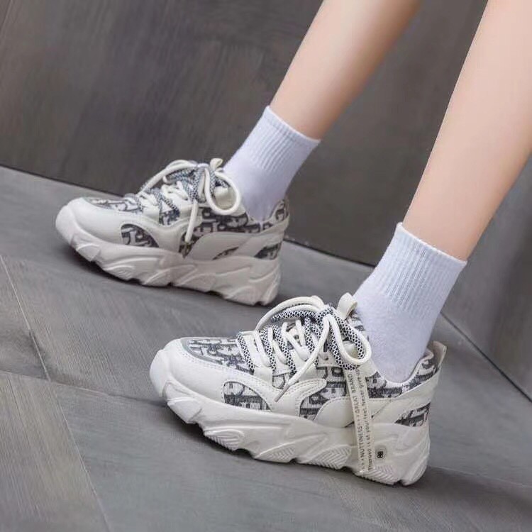 Giày thể thao nữ độn đế màu kem trắng 2 dây kép mác chữ vải Dyorr