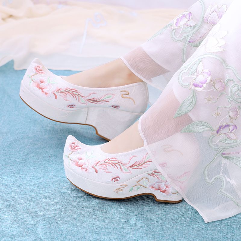Tổng hợp các mẫu giày cổ trang đế cao hoạ tiết thêu