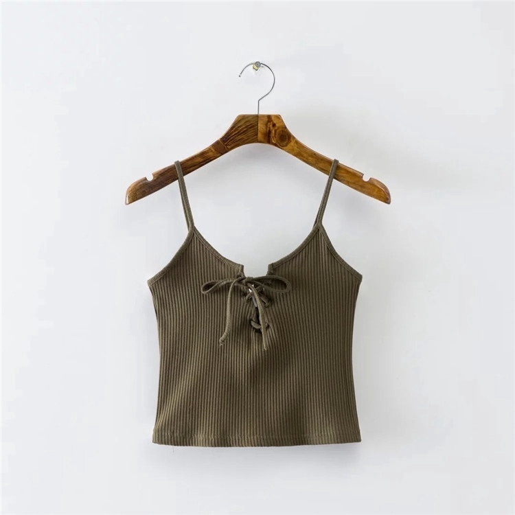 Áo croptop cổ chữ V khoét sâu thiết kế quyến rũ cho phái nữ
