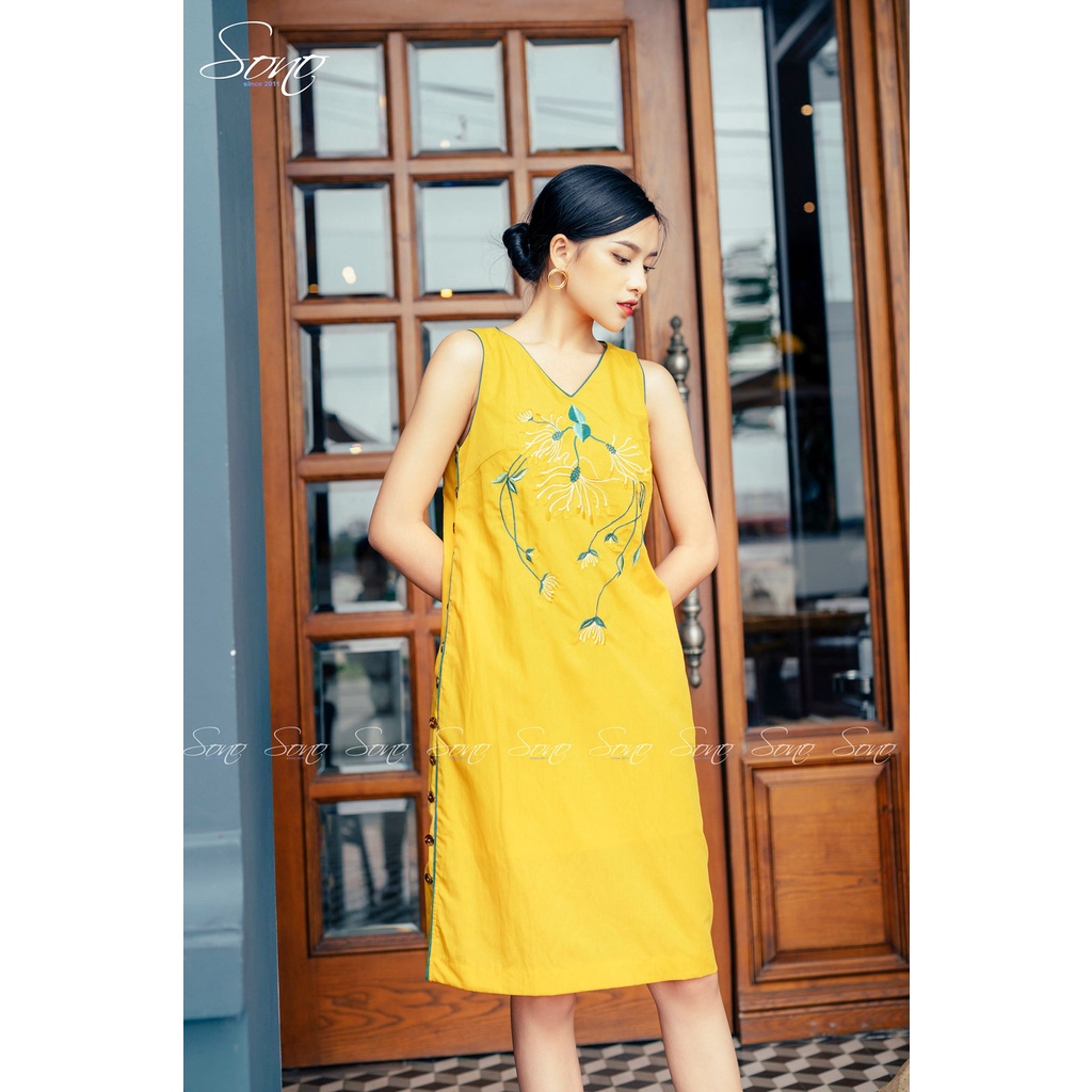 SONO - Đầm Suông Chất Liệu Linen Họa Tiết Hoa Nổi Phối Nút Cạnh Sườn Tạo Điểm Nhấn