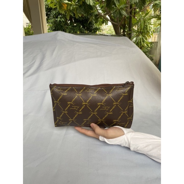 Túi chuẩn si. Túi qua sử dụng. Khách vui lòng xem hình nếu muốn biết thêm thông tin sản phẩm mời khách vô chat . Thanks.