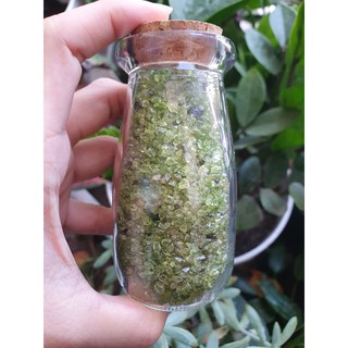 Lọ đá peridot vụn