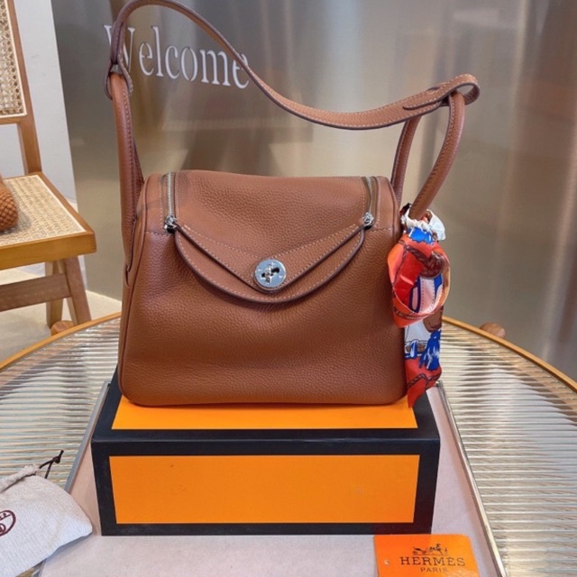 Túi đeo chéo nữ thiết kế quai xách hai bên cạnh thương hiệu thời trang cao cấp Hermes HM Lindy size 26