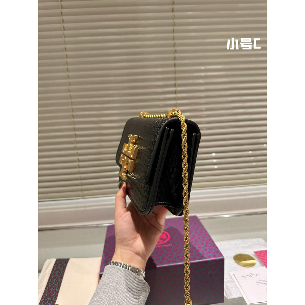 Túi xách Tory Burch tag vàng nhiều màu cả da trơn và da dập vân.