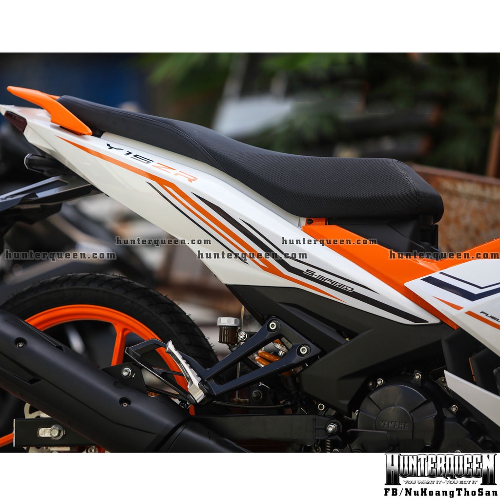 Tem ghép 5 lớp Y15ZR in UV, tách nền hoàn toàn, dán được trên mọi màu nền xe Exciter 150. Kích thước chuẩn
