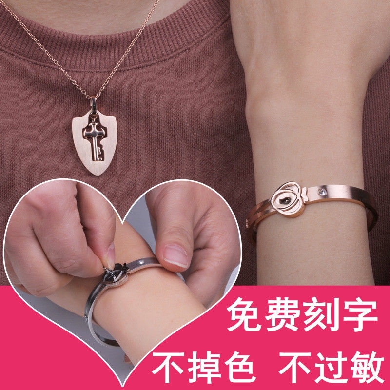 Cặp Vòng Tay/Dây Chuyền Hình Ổ Khóa Khắc Chữ Sáng Tạo Dành Cho Cặp Đôi