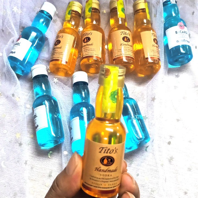 đồ trang trí bánh sinh nhật [FREESHIP❤️] bình mô phỏng voddka tito's có chất lỏng