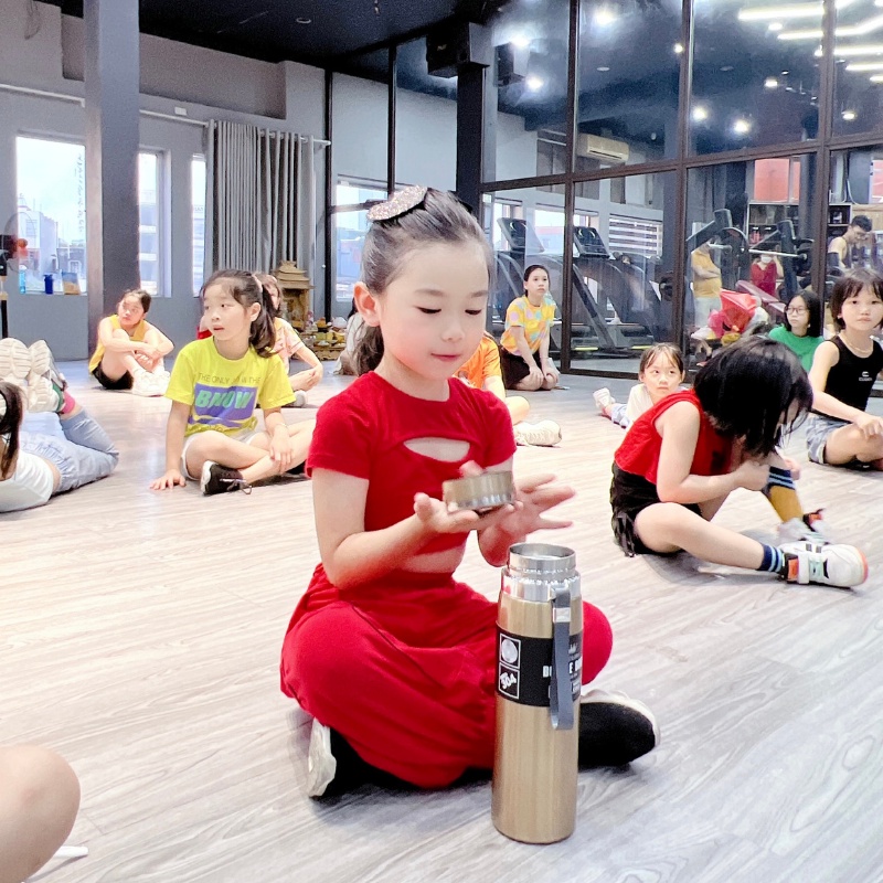 Set Bộ Thể Thao Áo Thun Croptop Quần Dài Joggers Bé Gái Học Nhảy Hiện Đại Tiktok Zumba Cá Tính 18-40kg FaneKids FA019