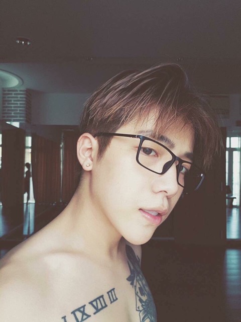 Gọng kính dáng vuông siêu dẻo cắt độ theo yêu cầu | BigBuy360 - bigbuy360.vn