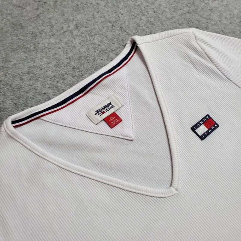 Bodysuit cổ tim Tômmy Jeans dư xịn V-neck TTJOHK110 | BigBuy360 - bigbuy360.vn