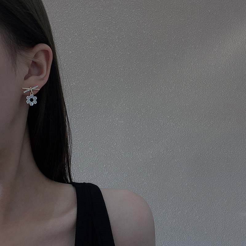 Khuyên tai hình hoa cúc đính đá đơn giản thời trang cho nữ