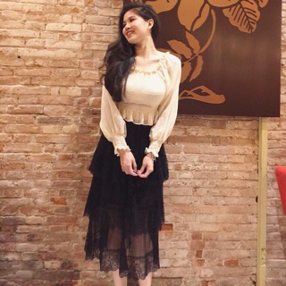 Áo lụa tay bồng trễ vai