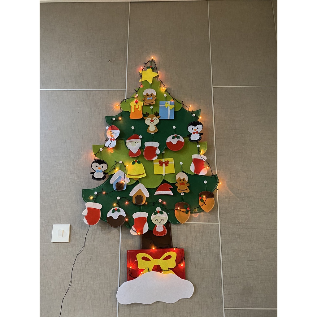 Cây thông Noel giáng sinh 2023 dán tường cửa kính cao cấp vải nỉ kèm đèn led chạy pin full họa tiết trang trí nhà