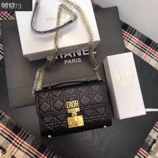 Túi cách nữ đeo chéo Clutch Vân dập chìm ô chéo khoá tag đồng logo hàng cao cấp fullbox có hộp