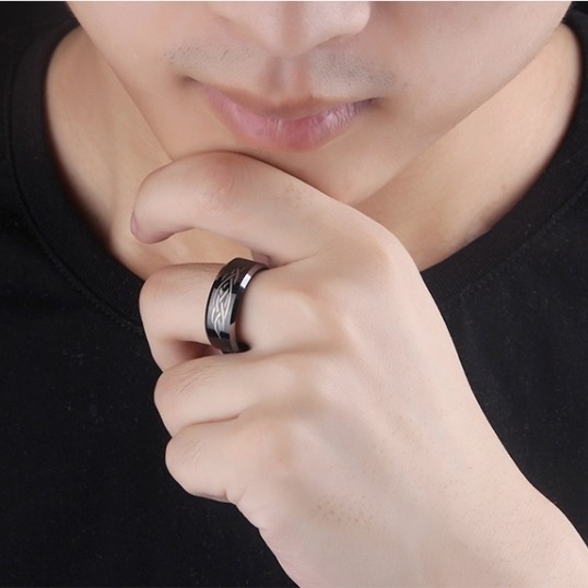 Nhẫn nam trơn đen kèm hoa văn trắng chất liệu vonfram cao cấp không gỉ bề mặt 8 mm