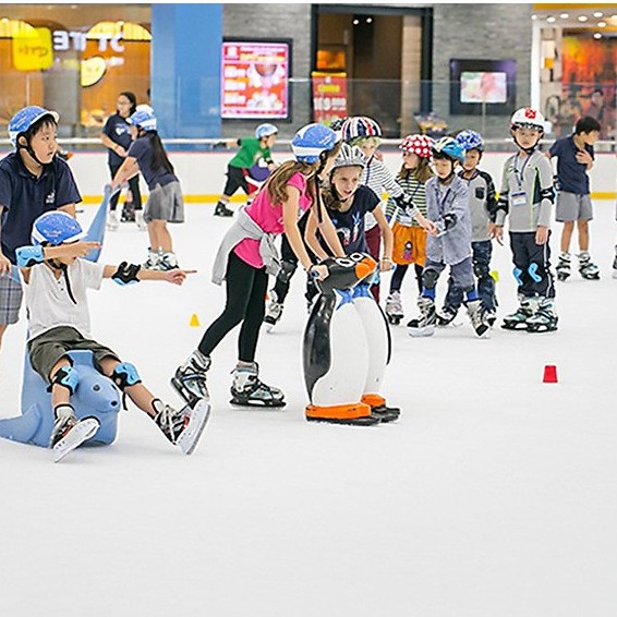 HCM [E-Voucher] Vé vào cửa và giày trượt, 1 đôi vớ trẻ dưới 140cm Sân băng Vincom Ice Rink Landmark 81 - Thứ 2- T6 (TK)