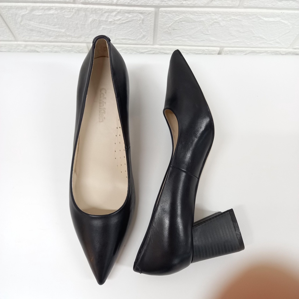Giày CALVIN KLEIN mũi nhọn, gót trụ 5cm