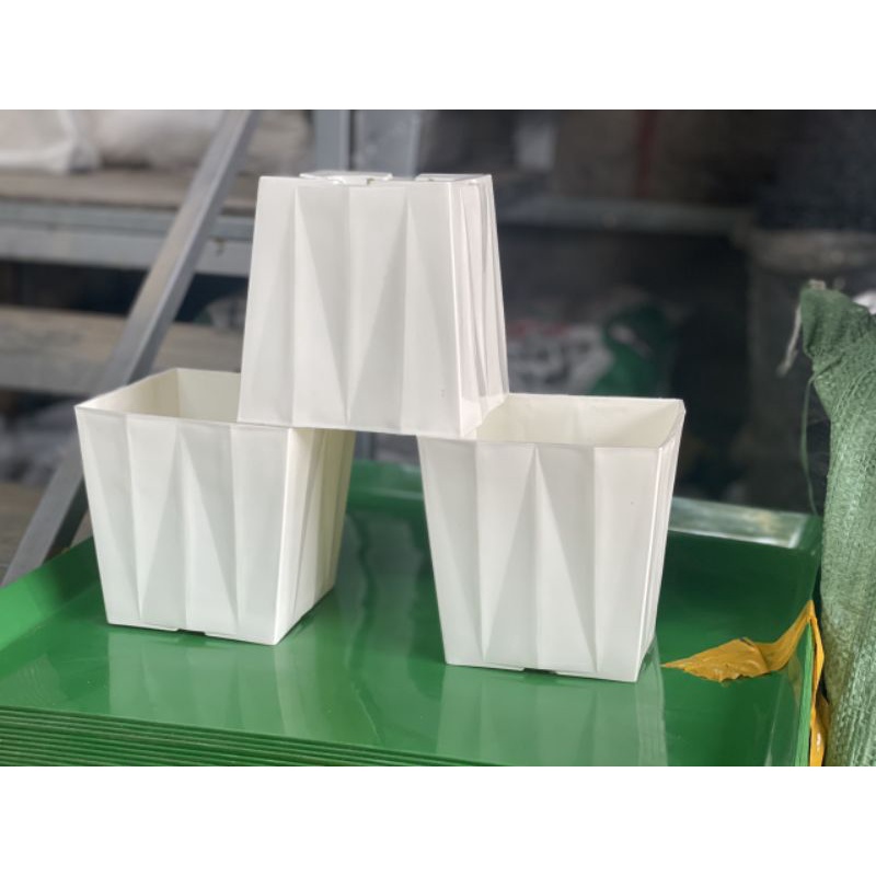 Chậu nhựa vuông kim cương 14,5x 14.2cm