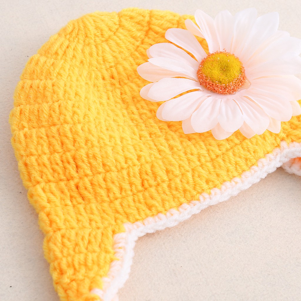 Set quần đùi và nón len dùng để làm đạo cụ chụp hình cho các bé