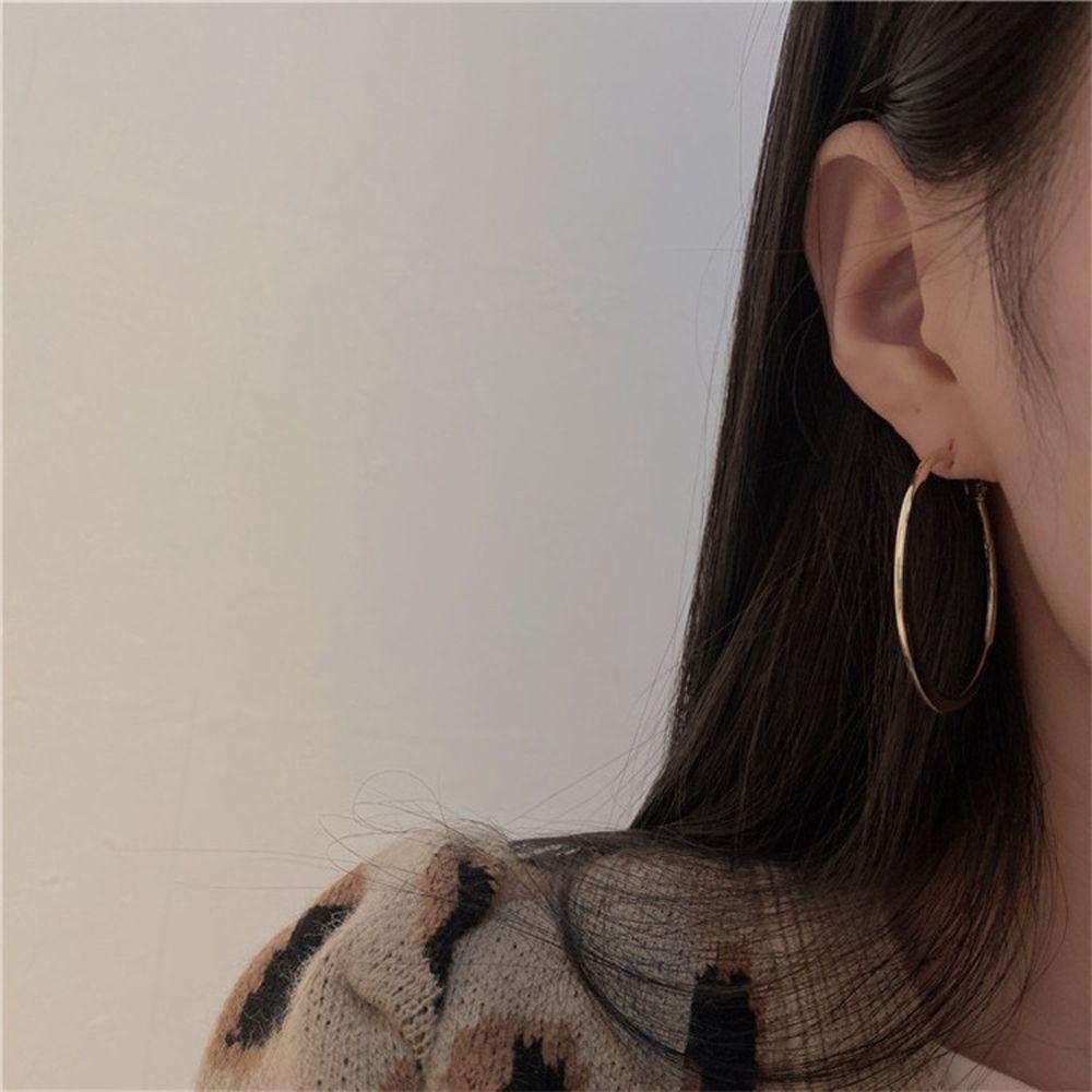 Khuyên Tai Vòng Tròn Lớn Bằng Kim Loại Tinh Tế Cá Tính Dành Cho Nữ MXMUSTY