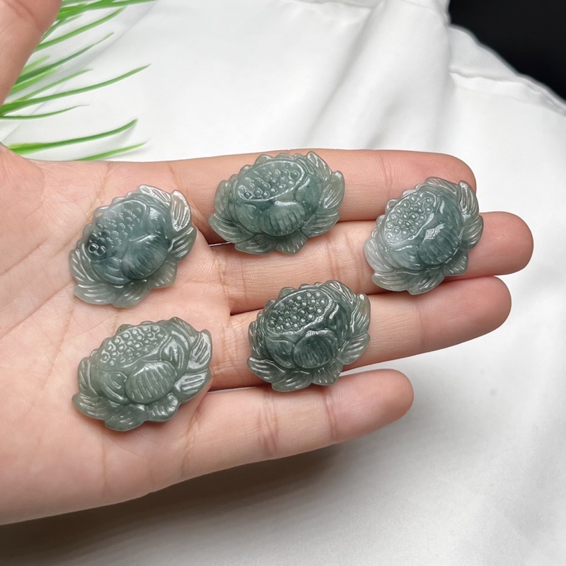 Hoa sen cẩm thach làm mặt dây chuyền