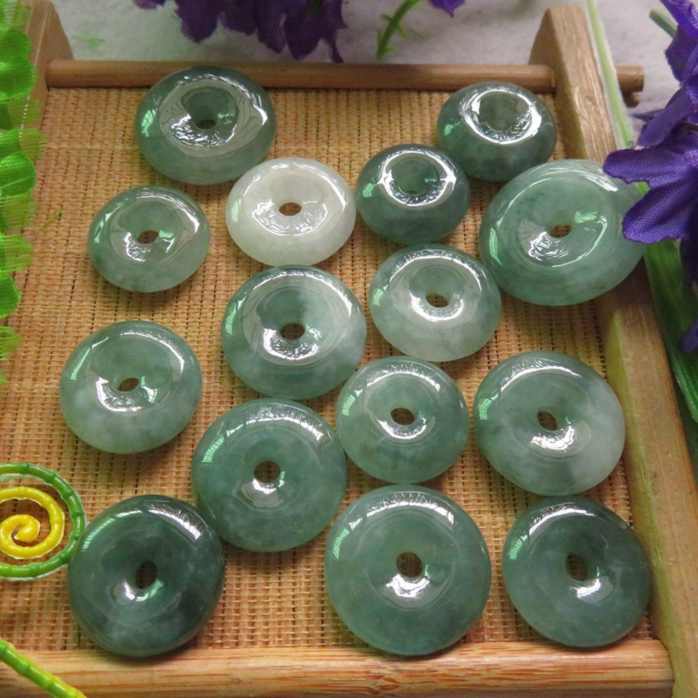 Hạt ngọc bích màu xanh lá thiết kế tinh tế